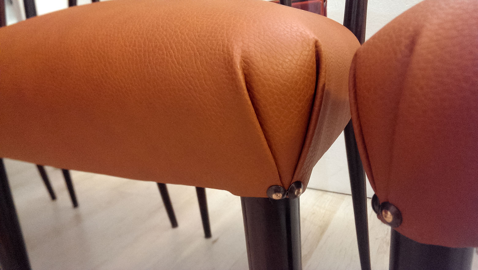 Nové čalounění - italské židle, detail