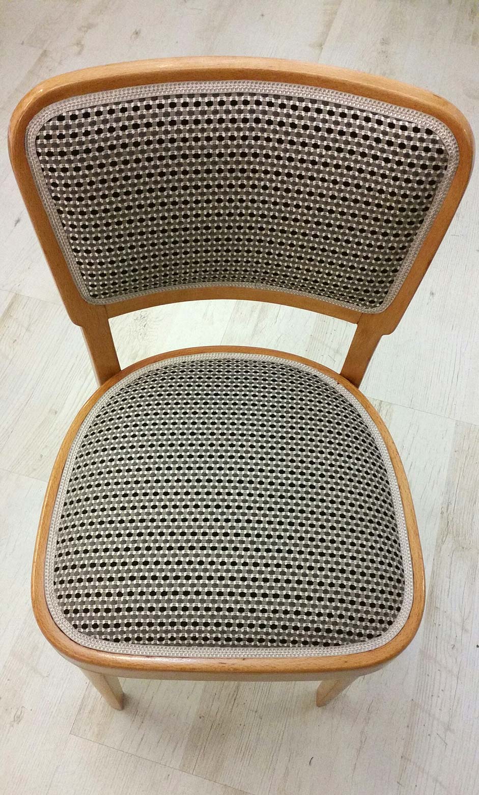 Židle Thonet - kompletní renovace, broušení, lakování, čalounění.<br>Látka ROMO - kolekce MARLOW